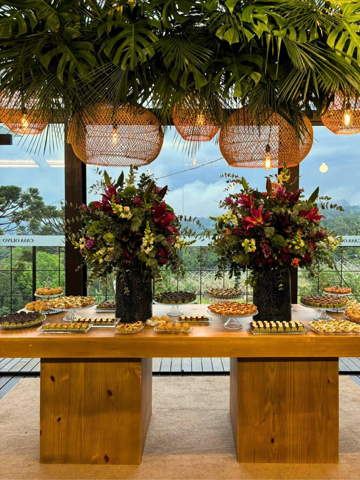 Mesa posta para evento corporativo