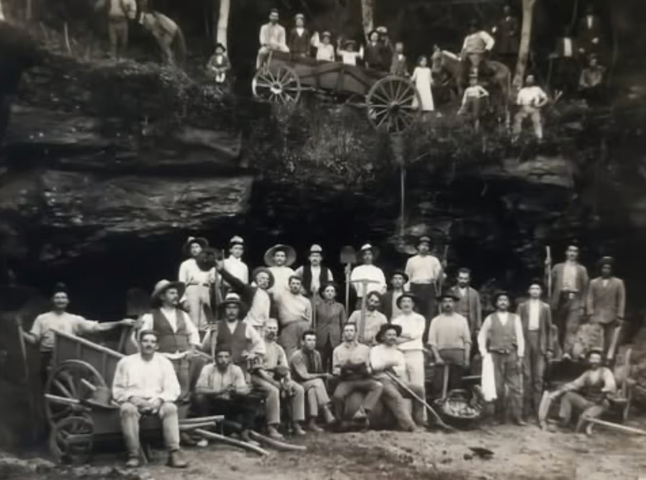 Voluntários pradenses construindo a Gruta Natural de Antônio Prado